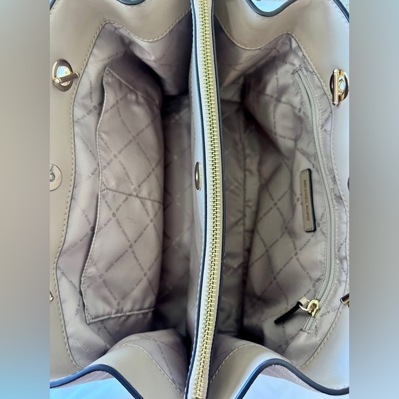 Michael Kors Teagan Beige Pebble Leather Shoulder Bag with Gold Chain Straps - Picture 13 of 13